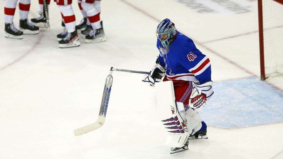 EBE 1 New York - Na snímke vpravo slovenský bgrankár Rangers Jaroslav Halák korčuľuje na lavičku s hokejkou, ktorú si zlomil v predĺžení v zápase hokejovej NHL New York Rangers - Detroit Red Wings v noci na 7. novembra 2022. Haláka vyhlásili za tretiu hviezdu zápasu. FOTO TASR/AP
CORRECTS BY REMOVING THIRD PERIOD - New York Rangers goalie Jaroslav Halak skates back to the bench with the stick he broke after giving up the winning goal in overtime to the Detroit Red Wings during an NHL hockey ga