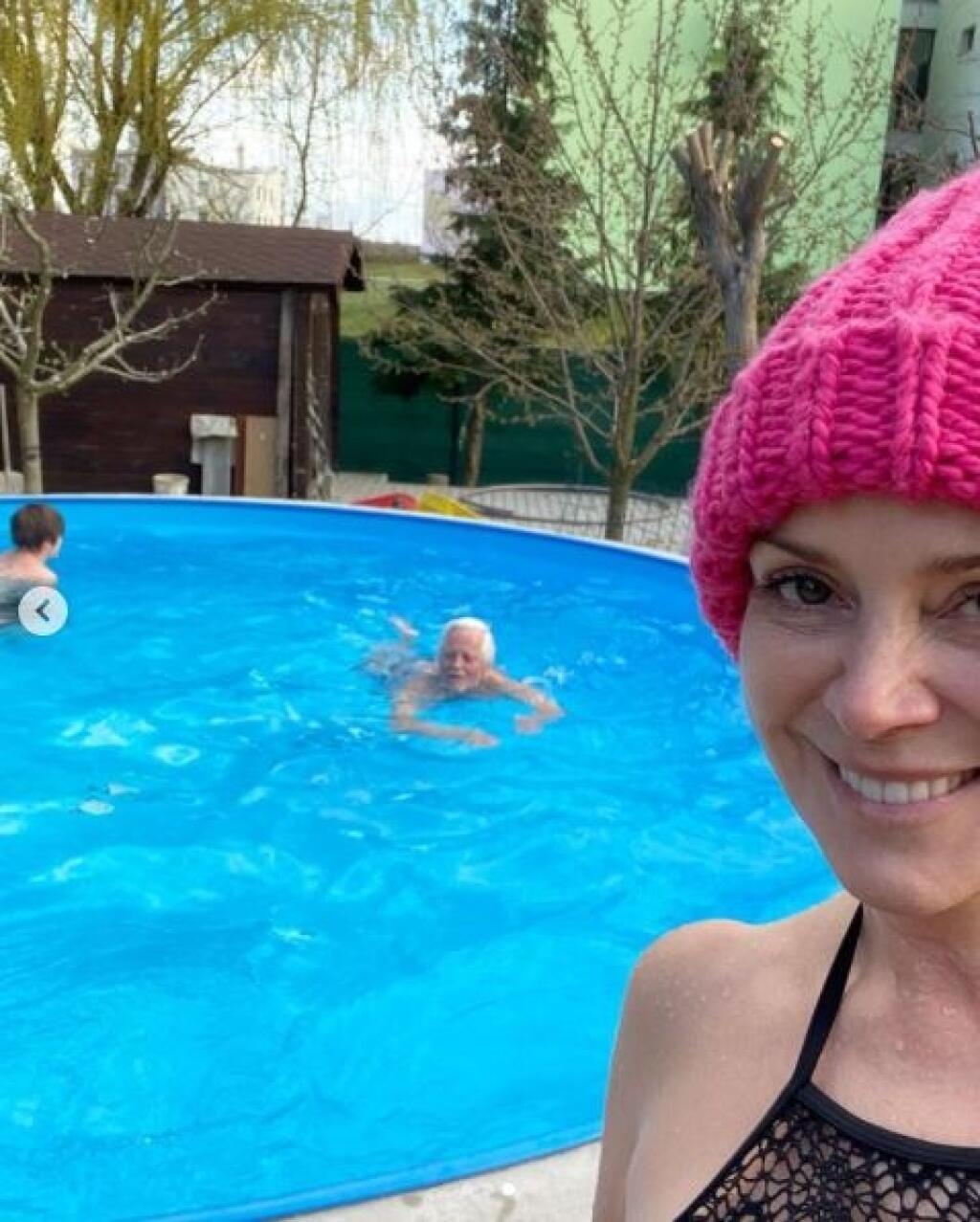 Zuzana Vačková si zamilovala otužovanie. Na fotke aj s ocinom.