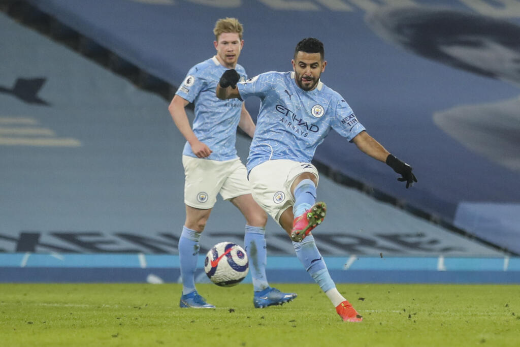 EBE 10 Manchester - Na snímke vpravo alžírsky útočník Manchestru Riyad Mahrez strieľa gól a tretí mužstva v predohrávke 29. kola anglickej Premier League vo futbale Manchester City – Wolverhampton Wanderers (4:1) v utorok 2. marca 2021. FOTO TASRAP
Manchester City's Riyad Mahrez scores his team third goal during the English Premier League soccer match between Manchester City and Wolves at the Etihad stadium in Manchester, England, Tuesday, March 2, 2021. (Carl Recine/Pool via AP)