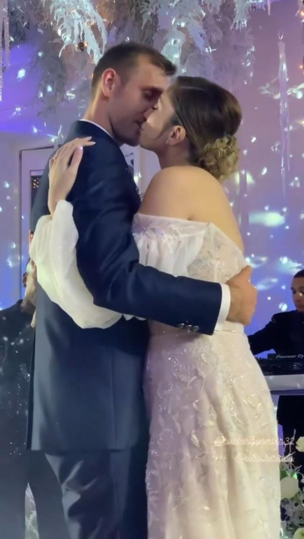 Prvý tanec mladomanželov vyzeral vo svadobnej výzdobe ako zo zimnej rozprávky.