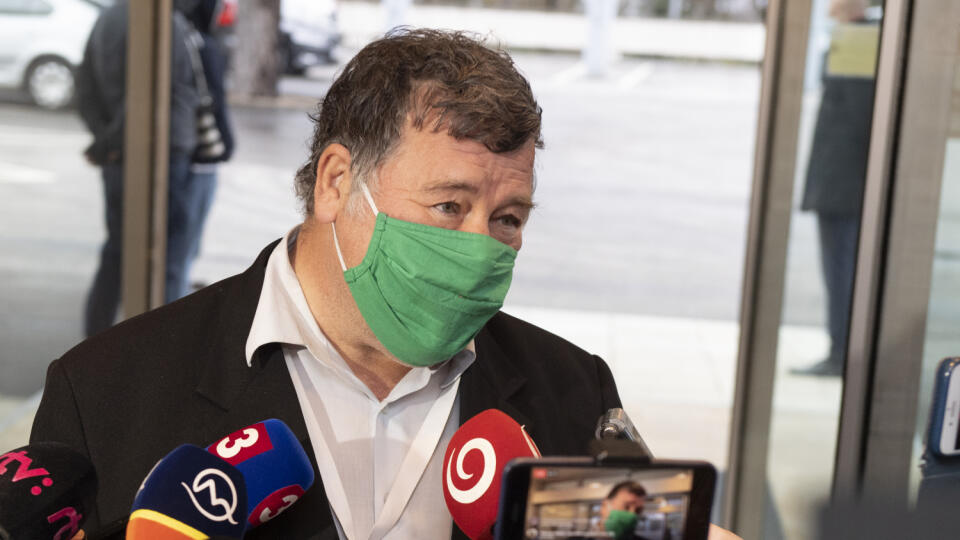 Na snímke odborník a infektológ Vladimír Krčméry prichádza na zasadnutie Ústredného krízového štábu (ÚKŠ) 25. novembra 2020 v Bratislave. FOTO TASR - Pavel Neubauer