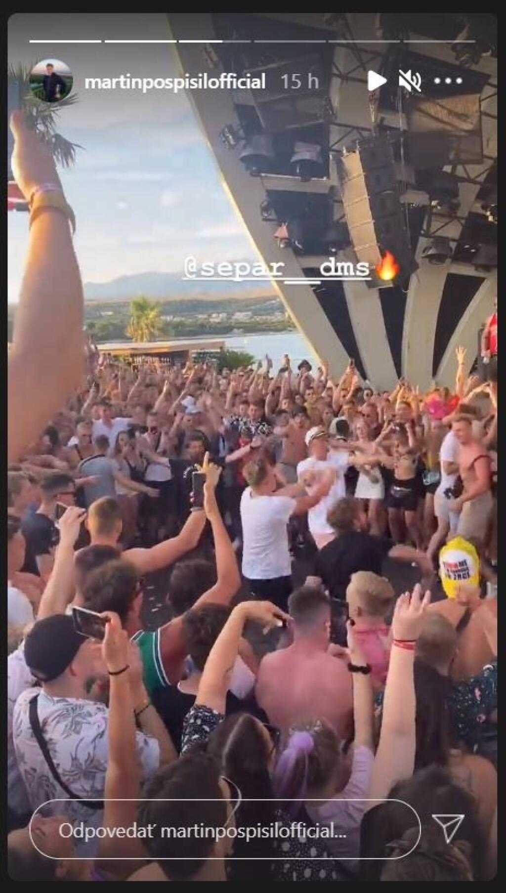 Slovenskí hokejisti si užili koncert Separa aj Kontrafaktu. Zdokumentoval ho aj Martin Pospíšil.