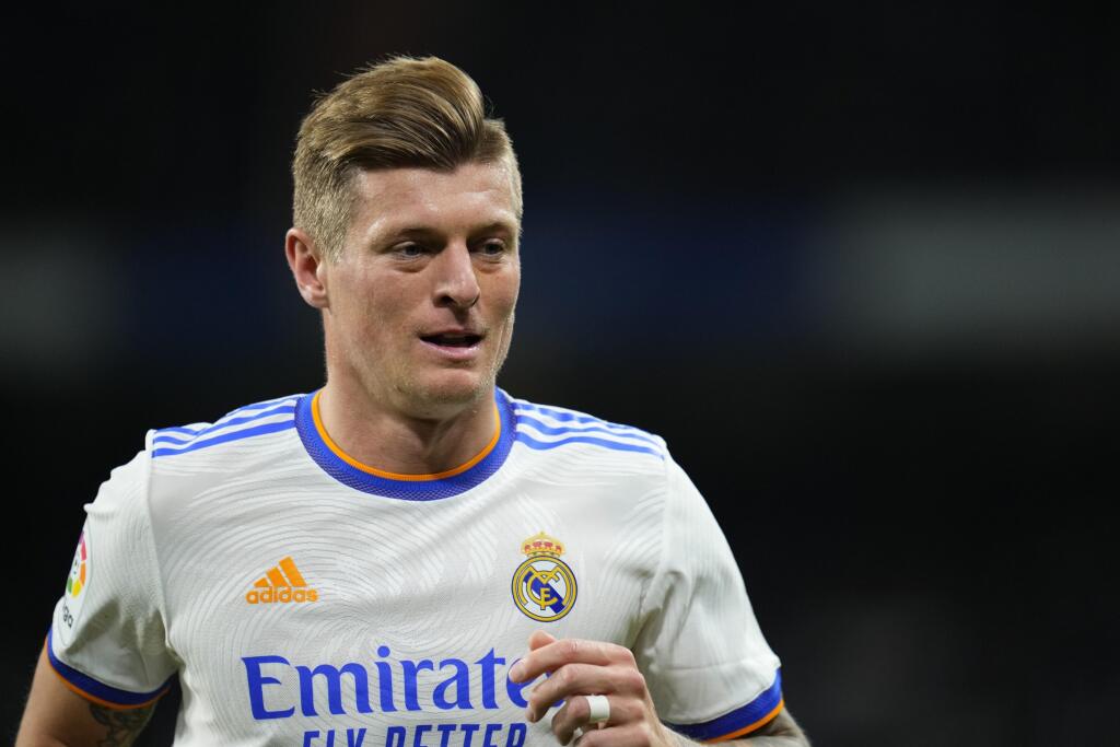 Na archívnej snímke zo 6. februára 2022 nemecký futbalový stredopoliar Toni Kroos počas zápasu španielskej futbalovej La Ligy Real Madrid - Granada CF v Madride. Kroos si poranil počas tréningu sval na ľavej nohe a je otázne, či stihne domácu odvetu osemfinále Ligy majstrov 2021/2022 s Parížom Saint-Germain. FOTO TASR/AP