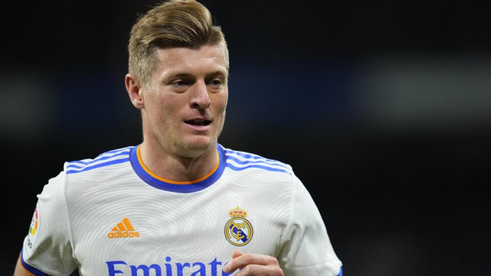 PK 52 archív Madrid - Na archívnej snímke zo 6. februára 2022 nemecký futbalový stredopoliar Toni Kroos počas zápasu španielskej futbalovej La Ligy Real Madrid - Granada CF v Madride. Kroos si poranil počas tréningu sval na ľavej nohe a je otázne, či stihne domácu odvetu osemfinále Ligy majstrov 2021/2022 s Parížom Saint-Germain. FOTO TASR/AP
Real Madrid's Toni Kroos during a Spanish La Liga soccer match between Real Madrid and Granada at the Bernabeu stadium in Madrid, Spain, Sunday, Feb. 6, 2