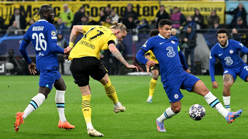 JB 43 Dortmund - Hráč Dortmundu Marius Wolf(uprostred) kope do lopty cez Thiagu Silva z Chelsea vo futbalovom zápase osemfinále Ligy majstrov Borussia Dortmund - Chelsea Londýn v Dortmunde 15. februára 2023. FOTO TASR/DPA
15.02.2023, Nordrhein-Westfalen, Dortmund: Fußball: Champions League, Borussia Dortmund - FC Chelsea, K.o.-Runde, Achtelfinale, Hinspiel, Signal Iduna Park. Dortmunds Marius Wolf (M) und Thiago Silva (r) kämpfen um den Ball. Foto: Federico Gambarini/dpa +++ dpa-Bildfunk +++