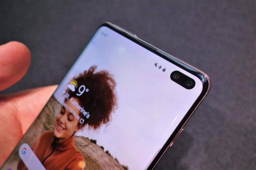 Galaxy S10 je tu v troch edíciách. Pridal tretí fotoaparát aj dieru v displeji