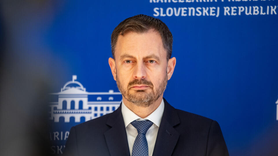 Po tom čo vyslovili nedôveru vláde Eduarda Hegera, Heger doručil prezidentke Zuzane Čaputovej demisiu. Na snímke je Eduard Heger.