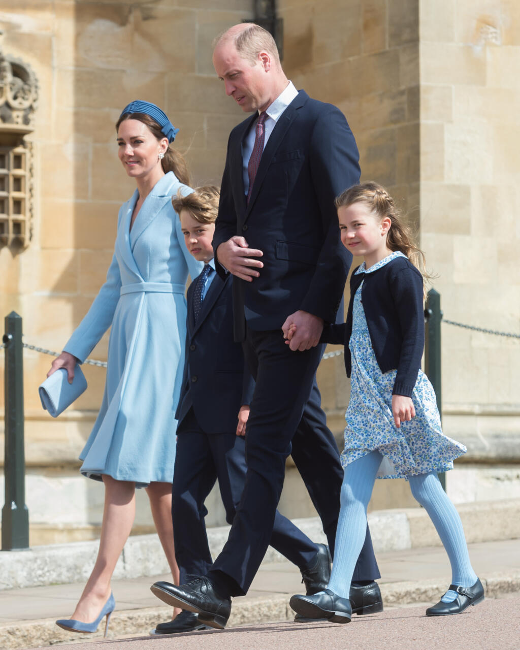 Na veľkonočnú bohoslužbu v Kaplnke sv. Juraja prišli členovia middletonovskej famílie ako cez kopirák. Zatiaľ čo malá Charlotte (6) ohurovala v bledomodrých šatách, podobne ako jej mama Kate (40), šuhaj George (8) nasadil po vzore otca princa Williama (39) štýlový oblek.