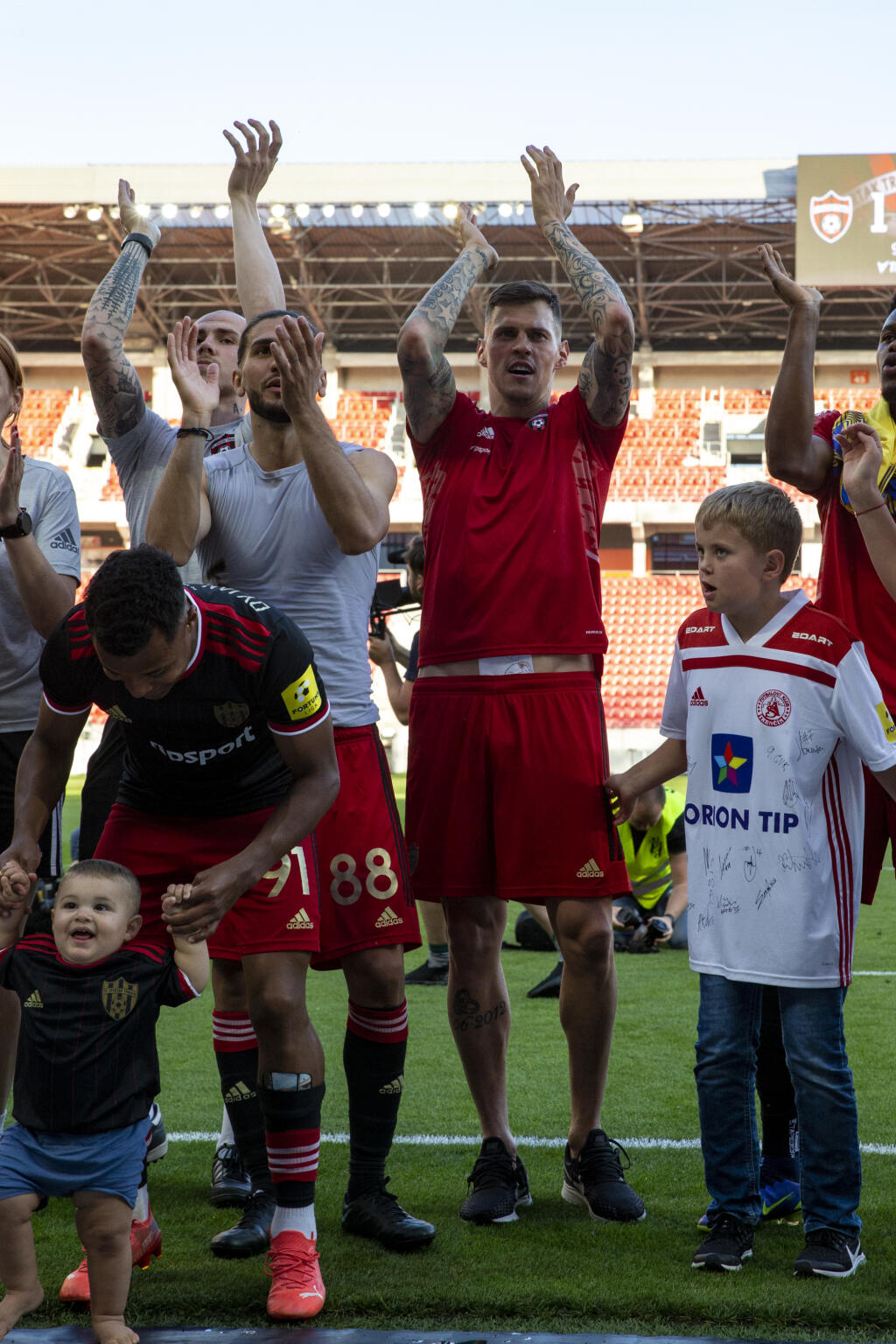 Legendárny slovenský futbalista Martin Škrtel (37) sa včera v zápase Spartaka Trnava s Dunajskou Stredou (1:0) definitívne rozlúčil s jeho úspešnou hráčskou kariérou.