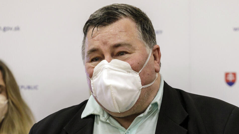 Na snímke člen konzília odborníkov Vladimír Krčméry počas tlačovej konferencie k aktuálne platným opatreniam v súvislosti s COVID-19 v Bratislave 25. novembra 2021. FOTO TASR – Dano Veselský