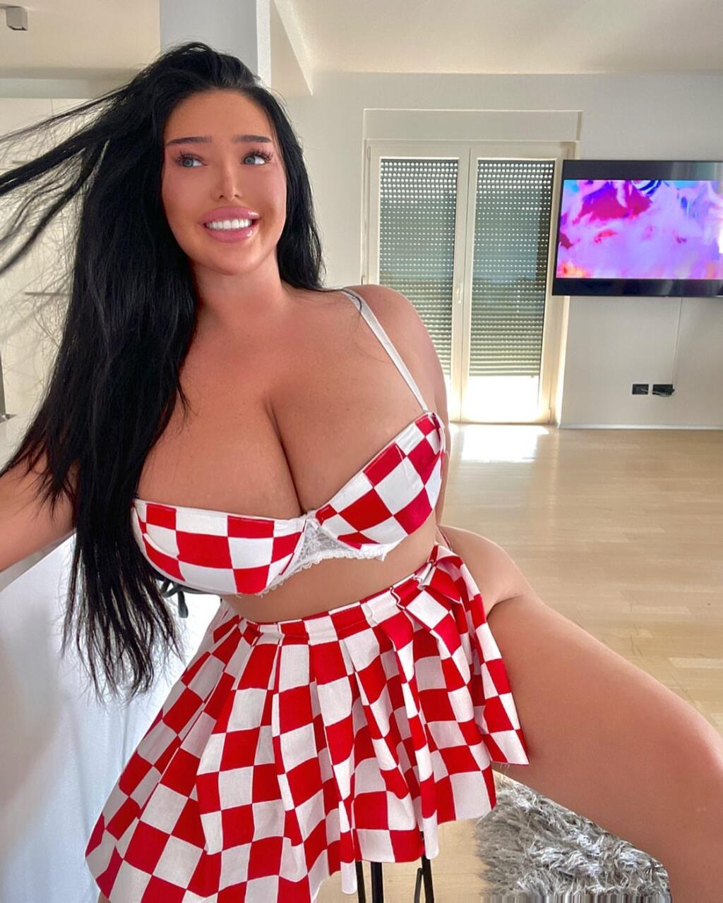 Prsnatá Claudia Rivier sa snaží podporovať chorvátskych futbalistov.