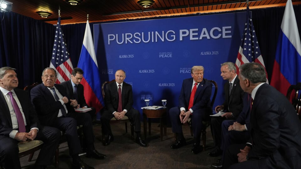 KK46 vojenská základňa Elmendorf-Richardson - Na snímke americký prezident Donald Trump (tretí vpravo), ruský prezident Vladimir Putin (štvrtý vpravo), jeho poradca Jurij Ušakov (vľavo), ruský minister zahraničných vecí Sergej Lavrov (druhý vľavo) počas stretnutia na vojenskej základni Elmendorf-Richardson v Anchorage na Aljaške v piatok 15. augusta 2025. Ruská delegácia na čele s prezidentom Vladimirom Putinom a americká delegácia vedená šéfom Bieleho domu Donaldom Trumpom začali v piatok krátk