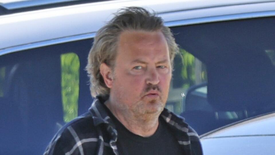 Matthew Perry vyzerá úplne stratený v uliciach Los Angeles.