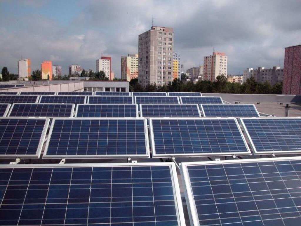 Stredná priemyselná škola elektrotechnická (SPŠE) Karola Adlera v Bratislave sa stala prvou školou na Slovensku, ktorá má na streche nainštalovanú fotovoltickú elektráreò. Ide o ojedinelý projekt, lebo dosia¾ na Slovensku nie je žiadna firma èi spoloènos, ktorá by využívala solárne panely na priamu premenu slneèného žiarenia na elektrinu. Navyše je elektráreò napojená na energetickú distribuènú sie.Slneèná elektráreò má výkon 14 kW. Roène dokáže vyrobi približne 18.400 kWh elektrickej energie