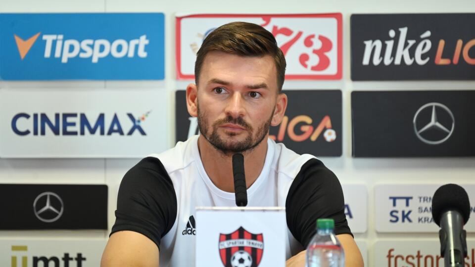 Na snímke tréner Spartaka Trnava Michal Gašparík počas tlačovej konferencie pred stredajším 1. zápasom play off Európskej konferenčnej ligy medzi FC Spartak Trnava a SC Dnirpo - 1. V Trnave, v utorok 22. augusta 2023. FOTO TASR - Lukáš Grinaj