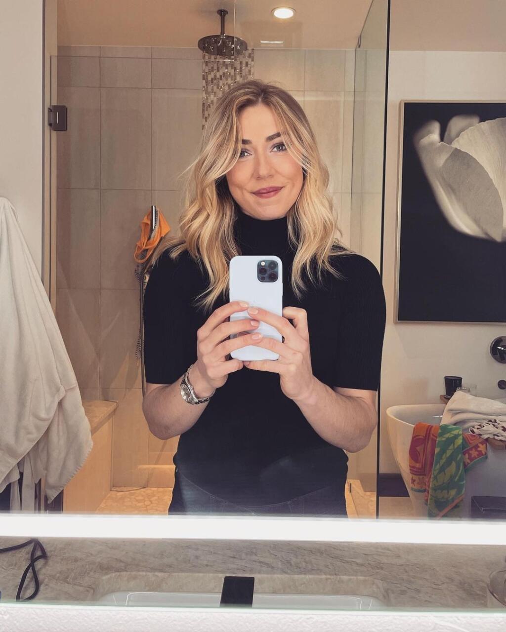 Mikaela vyzerá po ťažkej sezóne naozaj sexi a v pohode.