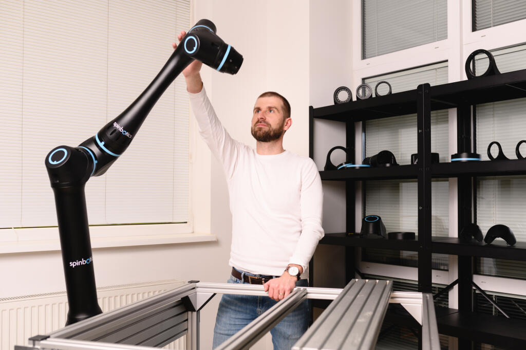 Na obrázku zakladateľš firmy Spinbotics Peter Tkáč. 