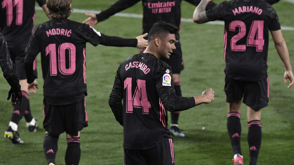 JB 25 Valladolid - Hráč Realu Madrid Casemiro (uprostred) oslavuje so spoluhráčmi úvodný gól vo futbalovom zápase španielskej ligy La Liga Real Valladolid - Real Madrid vo Valladolide 20. februára 2021. FOTO TASR/AP
Real Madrid's Casemiro, center, celebrates after scoring his side's opening goal during the Spanish La Liga soccer match between Valladolid and Real Madrid at the Jose Zorrila stadium in Valladolid, Spain, Saturday, Feb. 20, 2021. (AP Photo/Alvaro Barrientos)