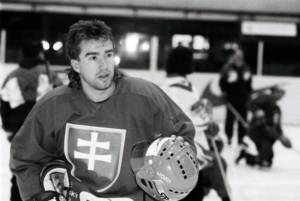 Dva dni pred začiatkom hokejového šampionátu skupiny A vo Viedni 19. apríla 1996 na ľade Zimného štadióna v Bratislave pokračoval tréning hokejistov, ktorý absolvoval už aj dlho očakávaný útočník Žigmund Pálffy z New Yorku Islanders. Na snímke Žigmund Pálffy pred tréningom.
