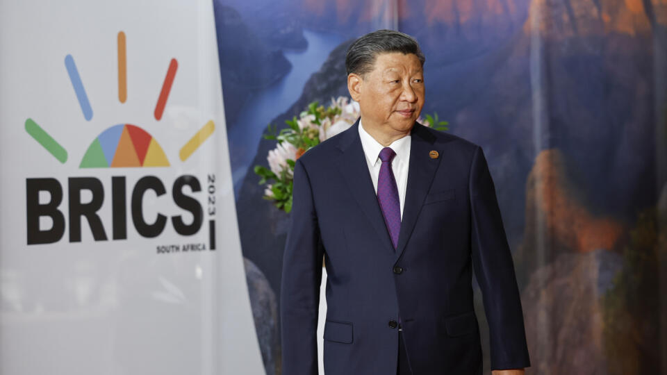 WA 27 Johannesburg - Čínsky prezident Si Ťin-pching prichádza na trojdňový summit BRICS v Johannesburgu v stredu 23. augusta 2023. Skupina BRICS otvorila v utorok v Johannesburgu summit, ktorý sa má podľa očakávania zameriavať na rozšírenie tejto aliancie a na zvýšenie obchodu v lokálnych menách. V súčasnosti tvorí túto alianciu rozvíjajúcich sa ekonomík Brazília, Rusko, India, Čína a JAR. Na summite sa osobne zúčastňujú čínsky prezident Si Ťin-pching, brazílsky prezident Luiz Inácio Lula da Si