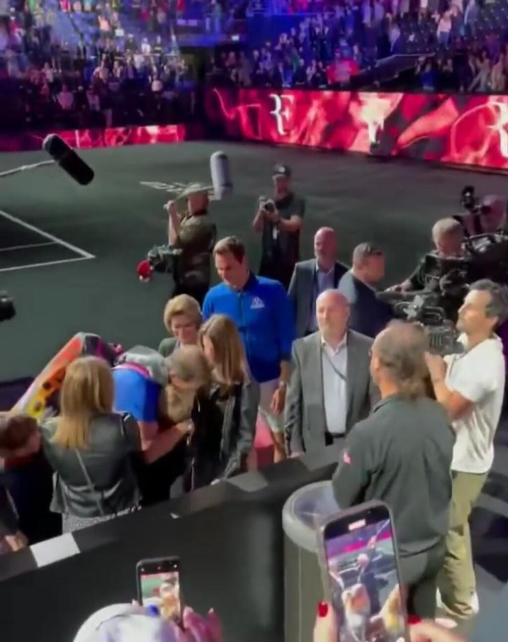 Nadala premenovali médiá po týchto záberoch na strýka Rafu. Španielsky tenista sa po zápase na Laver Cupe vyobjímal s celou Federerovou rodinou. Hoci s Rogerom boli dlhé roky rivali, dokazuje to, že zároveň boli a sú dobrí kamaráti.