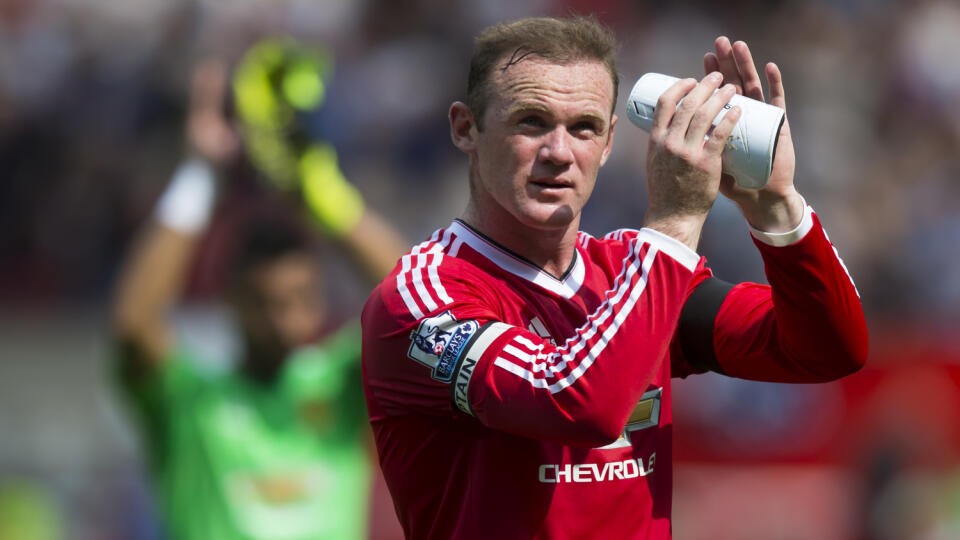 Wayne Rooney - hviezda anglického futbalu sadla za volant pod vplyvom alkoholu, Rooneyho následne zadržali a skončil v policajnej cele.