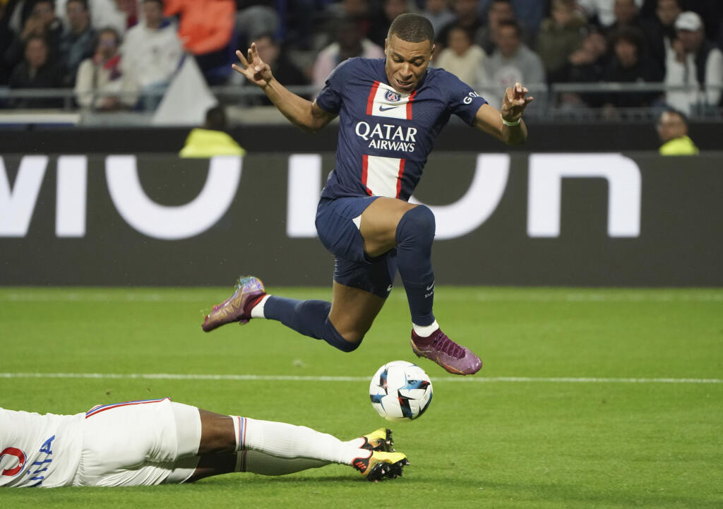 Na snímke vo výskoku francúzsky futbalista PSG Kylian Mbappe sa snaží spracovať loptu v zápase 8. kola francúzskej Ligue 1 Olympique Lyon - Paríž St. Germain v Lyone v nedeľu 18. septembra 2022. Mbappe sa dohodol na kompromise s Francúzskou futbalovou federáciou (FFF) v spore o práva na fotografie. Riadiaci orgán francúzskeho futbalu potvrdil, že upraví svoju dohodu so všetkými reprezentantmi Francúzska. FOTO TASR/AP