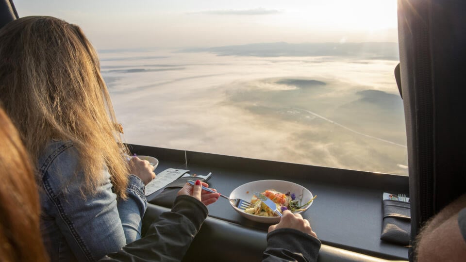 Na snímke je PR akcia hotela Lomnica, let teplovzdušným balónom s výhľadom na Vysoké Tatry a Poprad, s gastro zážitkom.