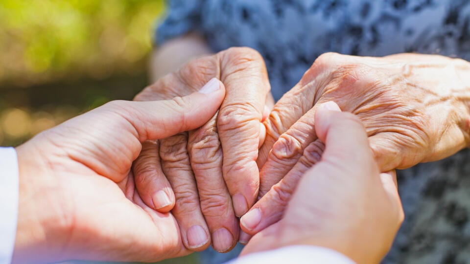 Parkinsonova choroba je druhou najčastejšou neurodegeneratívnou chorobou a je spôsobená úbytkom neurónov generujúcich dopamín v našom mozgu.