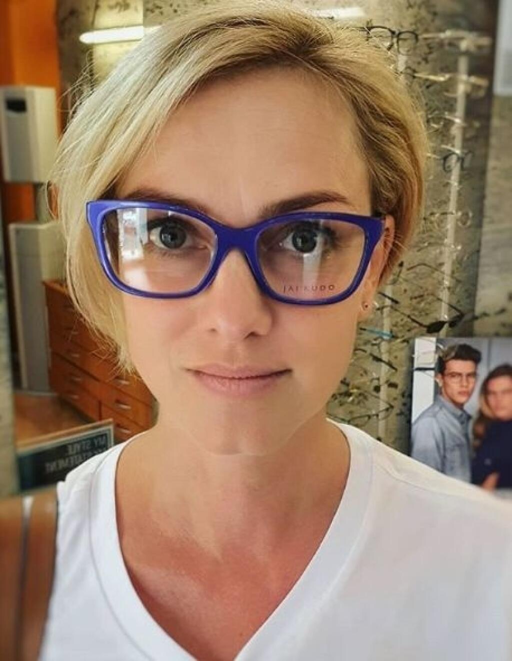 Monika Hilmerová musí mať na čítanie okuliare.