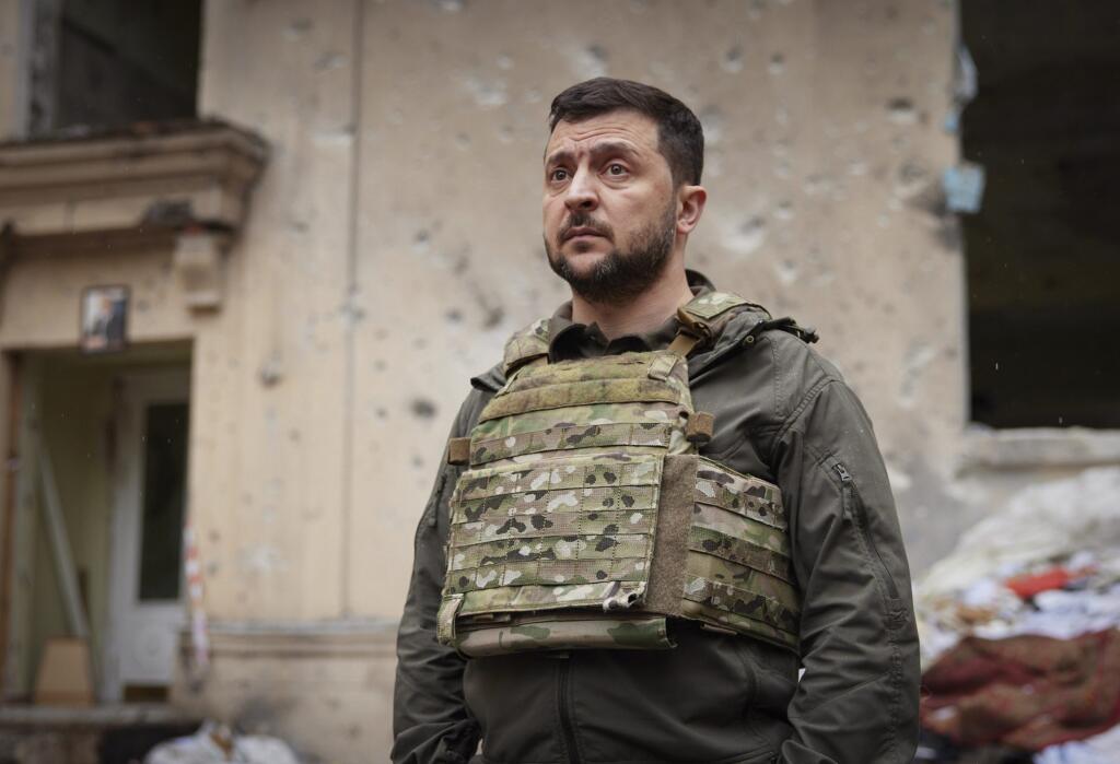 Na snímke ukrajinský prezident Volodymyr Zelenskyj počas návštevy frontových pozícií v Charkovskej oblasti na severovýchode Ukrajiny v nedeľu 29. mája 2022. Od začiatku ruskej ofenzívy išlo o jeho prvú verejnú cestu mimo Kyjevskej oblasti.