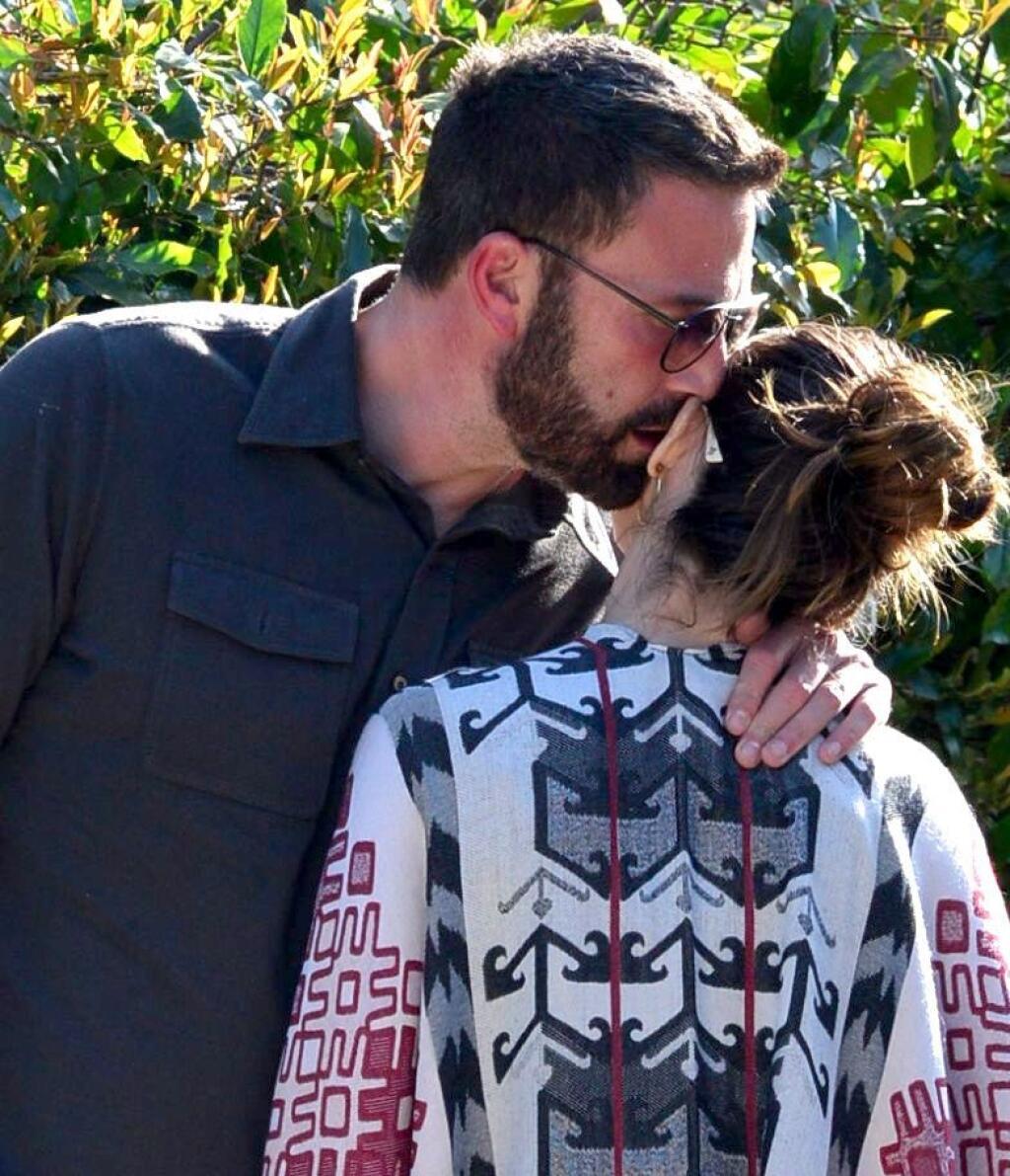 Hereckí kolegovia Ben Affeck (48) a Ana de Armas (32) sa zblížili začiatkom minuého roka počas natáčania erotického trileru Deep Water. Film je však ešte stále v postprodukcii, a tak sa hviezdny pár stihol rozísť pred jeho premiérou, ktorá je naplánovaná na august tohto roka.