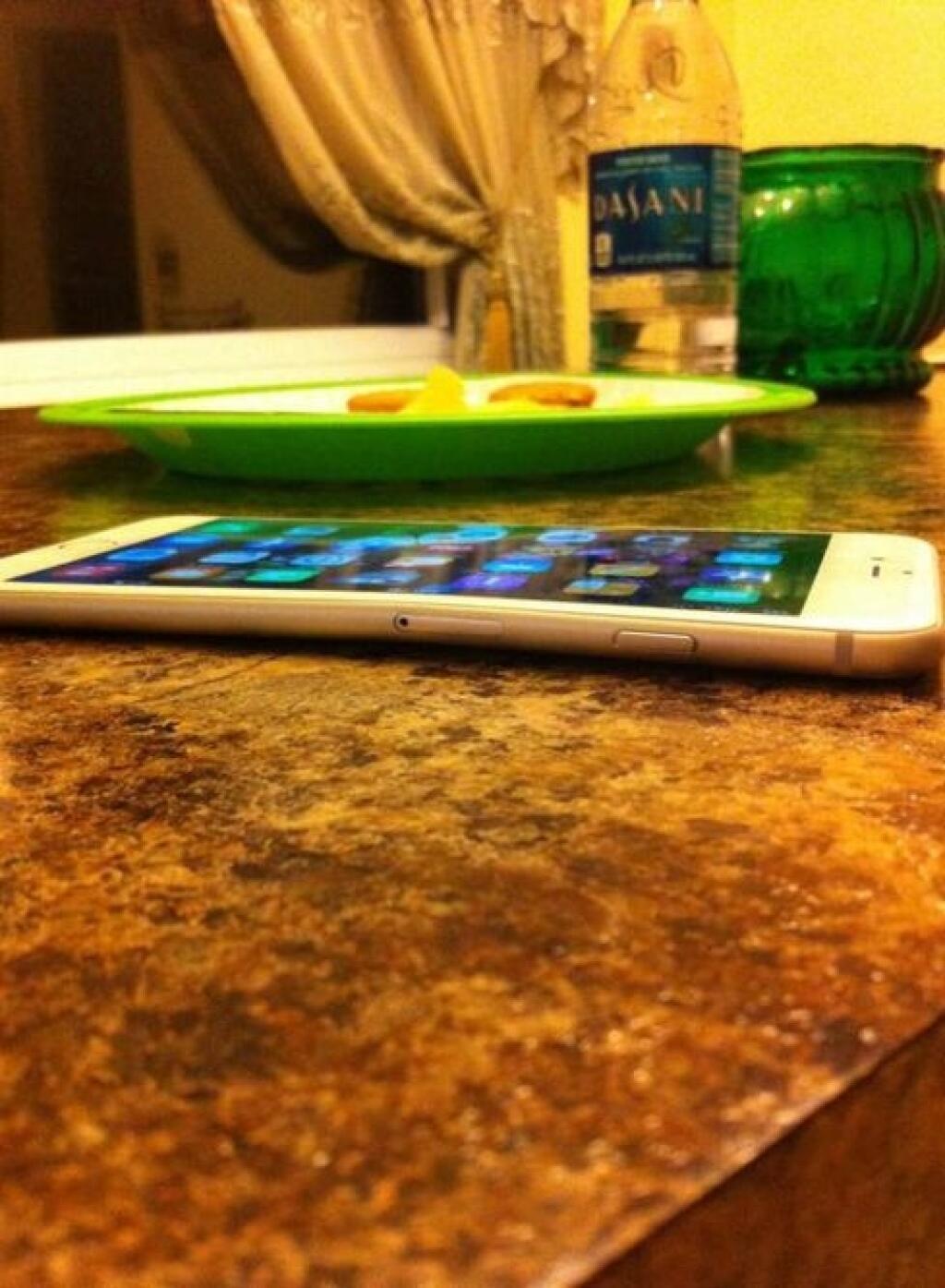 Nový iPhone 6 Plus má prvé problémy. Ohýba sa