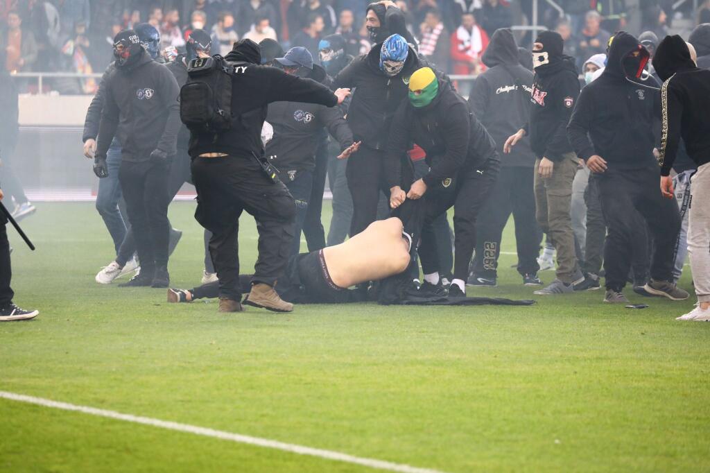Derby Trnavy so Slovanom predčasne ukončili po tom, ako ihrisko zaplavili chuligáni, ktorí sa bili hlava-nehlava.