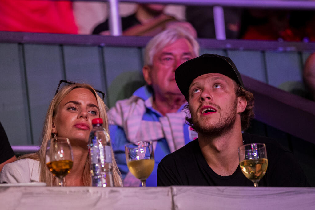 Na snímke český hokejista David Pastrňák so švédskou priateľkou Rebeccou Rohlsson v hľadisku počas súbojov v rámci turnaja Oktagon 13, ktorý sa konal pod holým nebom na pražskom ostrove Štvanica.