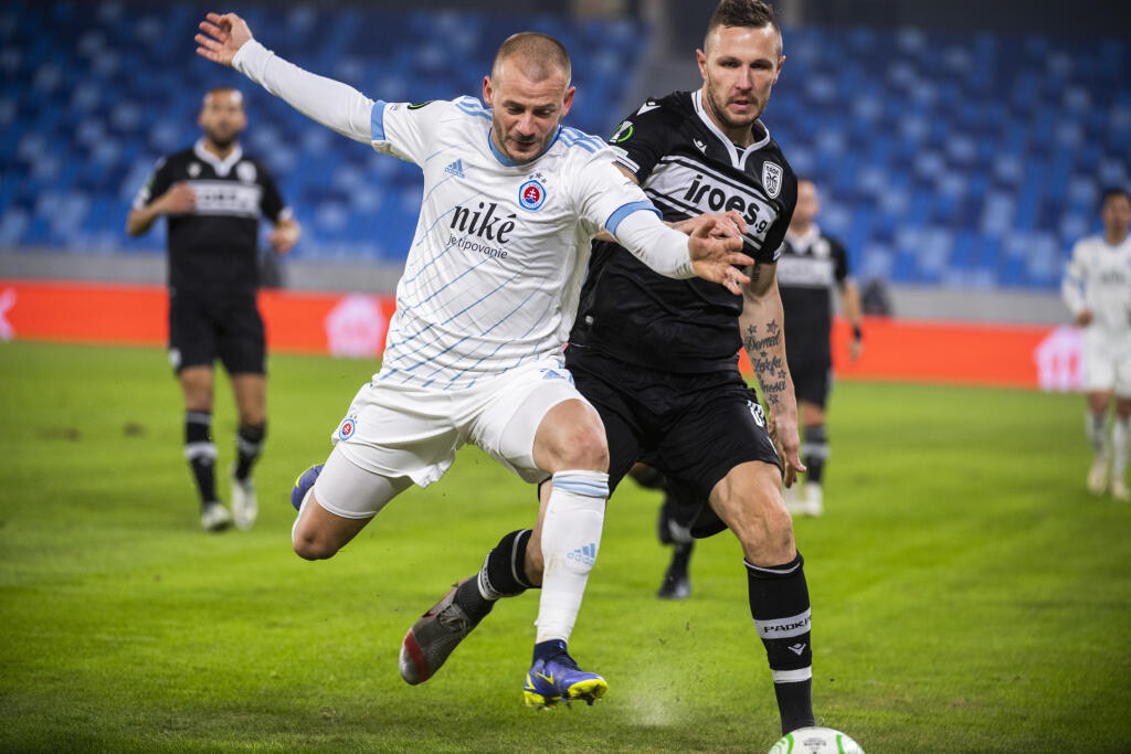 Na snímke zľava Vladimír Weiss ml. (Slovan) a Jasmin Kurtič (Paok) v zápase F-skupiny Európskej konferenčnej ligy ŠK Slovan Bratislava - Paok Solún v Bratislave vo štvrtok 25. novembra 2021. FOTO TASR - Jaroslav Novák