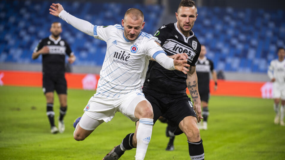 Na snímke zľava Vladimír Weiss ml. (Slovan) a Jasmin Kurtič (Paok) v zápase F-skupiny Európskej konferenčnej ligy ŠK Slovan Bratislava - Paok Solún v Bratislave vo štvrtok 25. novembra 2021. FOTO TASR - Jaroslav Novák