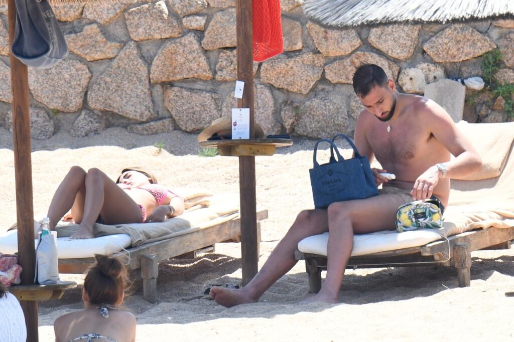 Donnarumma si užíva na dovolenke na Sardínii, spoločnosť mu robí sexi priateľka Alessia.