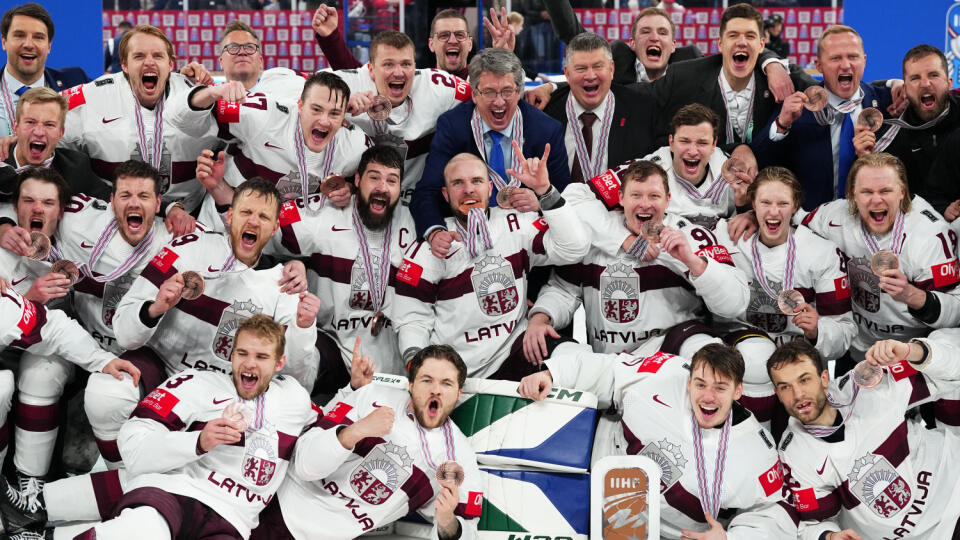 Na snímke hráči Lotyšska oslavujú bronzové medaily na 86. majstrovstvách sveta v ľadovom hokeji po víťazstve v zápase o 3. miesto nad USA 4:3 po predĺžení vo fínskom Tampere 28. mája 2023. FOTO TASR/AP