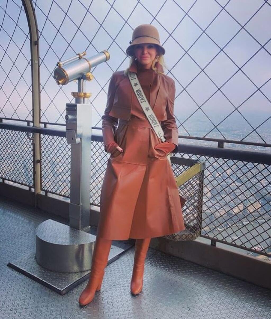 Alena Pallová razí nový módny trend. Svoje hriešne drahé outfity ladí do jedného odtieňu.