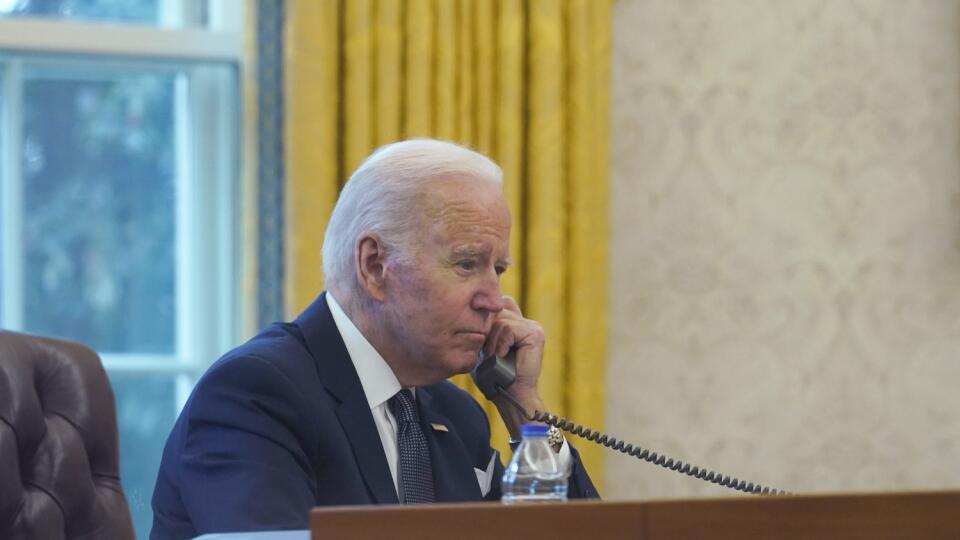 KK14 Washington - Na snímke fotenej cez okno americký prezident Joe Biden telefonuje s ukrajinským prezidentom Volodymyrom Zelenským v Bielom dome vo Washingtone 9. decembra 2021. FOTO TASR/AP
In this image made through a window, President Joe Biden talks on the phone with Ukrainian President Volodymyr Zelenskyy from the Oval Office of the White House in Washington, Thursday, Dec. 9, 2021. (AP Photo/Susan Walsh)