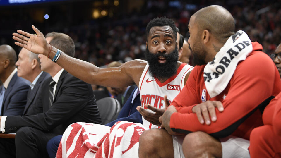 Na snímke vľavo hráč Houstonu James Harden sa rozpráva na lavičke so spoluhráčom PJ Tuckerom.