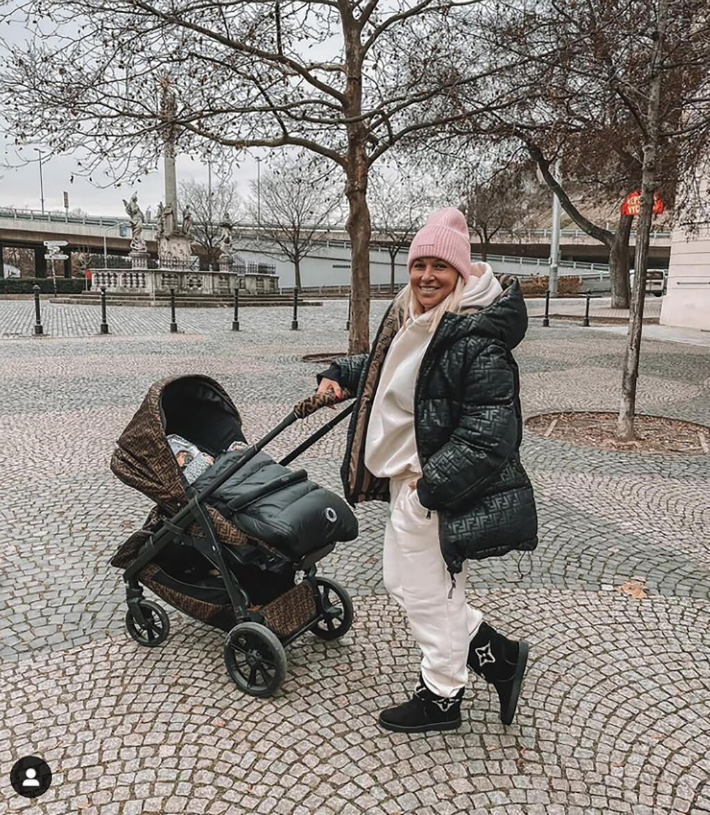 ZLADENÁ SO SYNOM Dominika Cibulková má v šatníku ešte jednu zimnú bundu s výraznou oranžovou podšívkou za 2 700 eur. Do tej istej značky zaodela
bývalá tenistka syna
Jakubka. Cena jeho detskej bundy sa pohybuje okolo tisíc eur.
