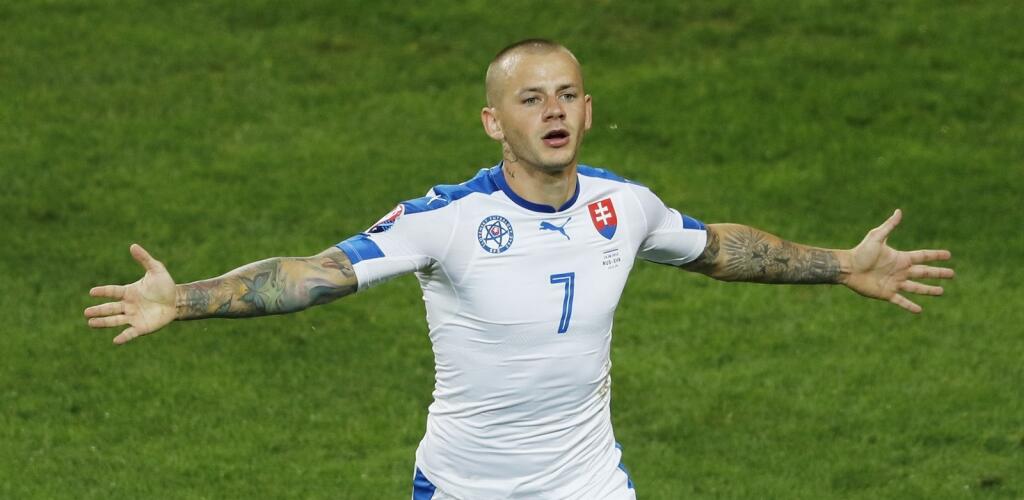 Vladimír Weiss - Slovenský futbalista má už dlhé roky nálepku problémového hráča. Po jeho predošlých škandáloch sa tento rok ocitol v centre pozornosti hneď dvakrát. Najskôr bol medzi sedmičkou futbalistov, ktorí si po zápase Slovenska s Českom v Lige národov vyšli v noci do ulíc, čo viedlo ku koncu trénera Jána Kozáka na lavičke reprezentácie. Po ďalšom reprezentačnom zraze, kedy už Kozáka vymenil na lavičke Pavel Hapal, nečakane oznámil koniec v reprezentácii, dokým bude na lavičke práve nástupca Jána Kozáka. Weissovi sa totiž nepáčilo, že mu Hapal nedal v zápasoch s Ukrajinou a Českom šancu a nechal ho sedieť iba na lavičke. Z nej v závere duelu s Českom odišiel. „Osobne si myslím, že v reprezentácii som nepovedal posledne slovo, no pod trénerom Hapalom hrať nebudem, kedže z jeho strany nepociťujem žiadnu dôveru a rešpekt voči mne," povedal Weiss v exkluzívnom rozhovore pre Šport24.sk. Kedy ho teda opäť uvidíme v národnom tíme je otázne, no pod trénerom Hapalom to podľa jeho slov nebude.