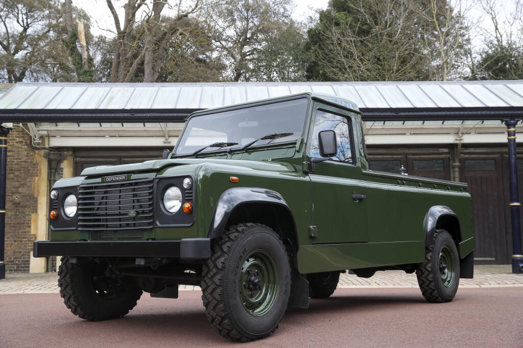 Rakvu s Philipom povezie špeciálne upravený Land Rover, ktorý princ sám pomáhal navrhnúť.