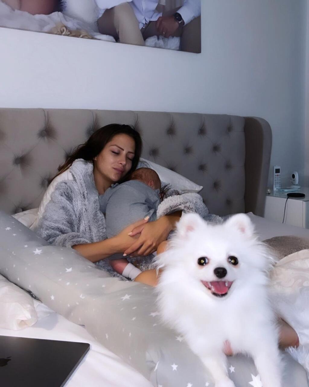 Sexi fitneska si materstvo užíva naplno.