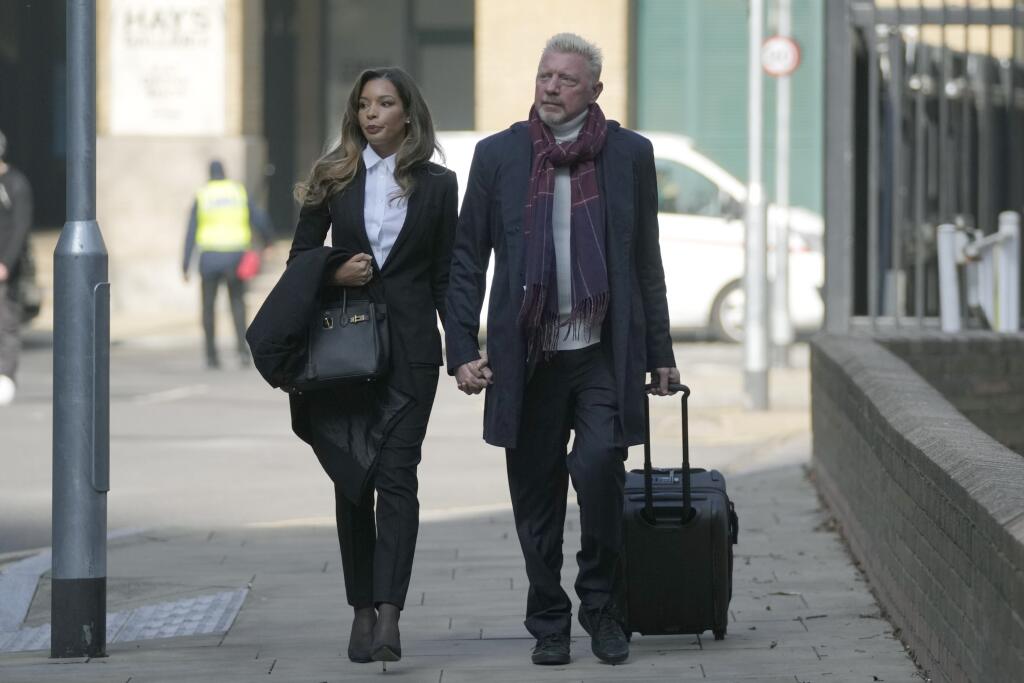Bývalý nemecký tenista Boris Becker (vpravo) so svojou priateľkou Lilian de Carvalhovou Monteirovou prichádzajú na súd v Londýne 22. marca 2022. Becker je obvinený z 19 priestupkov za neposkytnutie finančných prostriedkov a majetku v rámci konkurzného konania.