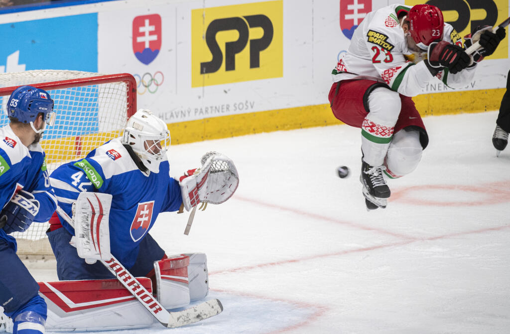 Slovenskí hokejisti zľava Christán Jaroš, brankár Branislav Konrád a Bielorus Andrej Stas v poslednom zápase D-skupiny Slovensko - Bielorusko na kvalifikačnom turnaji o postup na ZOH2022 v Pekingu v Bratislave v nedeľu 29. augusta 2021. FOTO TASR - Martin Baumann