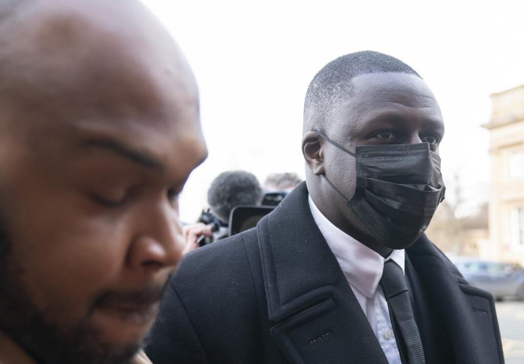 Futbalista Manchestru City Benjamin Mendy (vpravo) prichádza na súdne pojednávanie v anglickom Chestri v stredu 2. februára 2022. Mendy je obvinený zo znásilnenia a sexuálnych útokov.