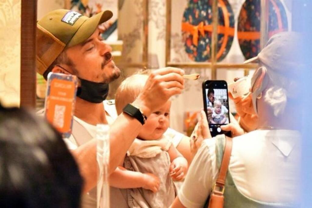 Zaľúbenci a rodičia 9-mesačnej Daisy Katy Perry (36) a Orlando Bloom (44) sa vybrali do historických Benátok a aj keď im fotografi a fanúšikovia nechceli dať pokoj, neustále si prejavovali nežnosti a užívali každý moment.